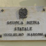 Scuola Media G. Marconi, Piazza Molineri, facciata Nord, Ingresso. Epigrafe d’Intitolazione