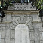 Ara della Vittoria, Perimetrale Sud. Monumento alla Vittoria e ai Caduti della I Guerra Mondiale