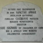 Chiesa di S. Anna, Fraz. Tetti Roccia, interno. Altare Maggiore, Area Absidale Ovest. Epigrafe Consacrazione Altare 1917