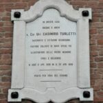 Piazza Turletti, lato Ovest. Epigrafe Can. C. Turletti, Storiografo di Savigliano