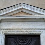 S. Pietro, facciata Ovest. Portale d’Ingresso Laterale destro con Iscrizione su Fregio