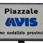 Insegna Viaria Celebrativa AVIS, Piazzale AVIS (Parcheggio Ospedale)